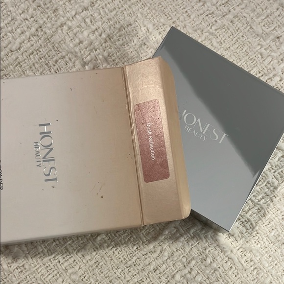 Honest Makeup Set: 5 Lip Crayons, 1 Lip Gloss, 1 Luminizing Powder NEW IN BOX - Picture 4 of 5